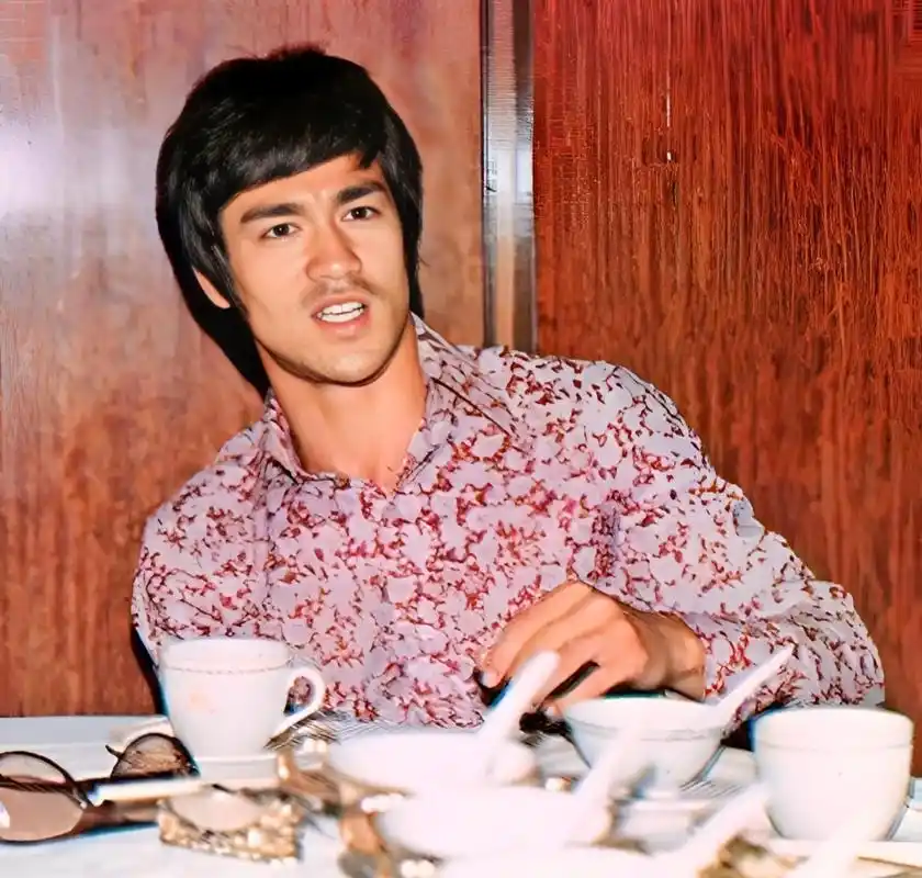 李小龙彩色图片,帅出天际!#李小龙 #最珍贵的照片 #高清修 - 抖音