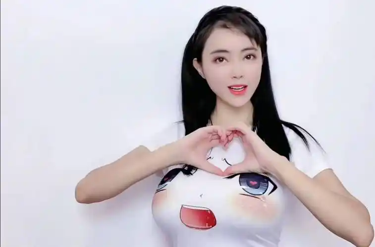 演员潘春春中秋祝福惹争议,胸部图案表情奇怪,夸张身材令人瞩目_衣服