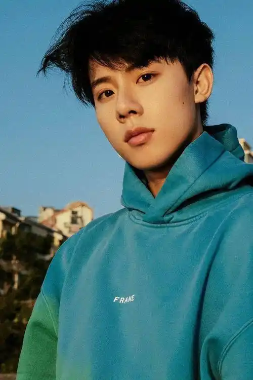 周奇发布海畔潮汐写真穿蓝色卫衣少年感十足