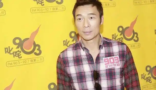 宽脸,平颧骨,颧骨横张,低鼻子,单眼皮,不止是他,其实香港男星中有很都