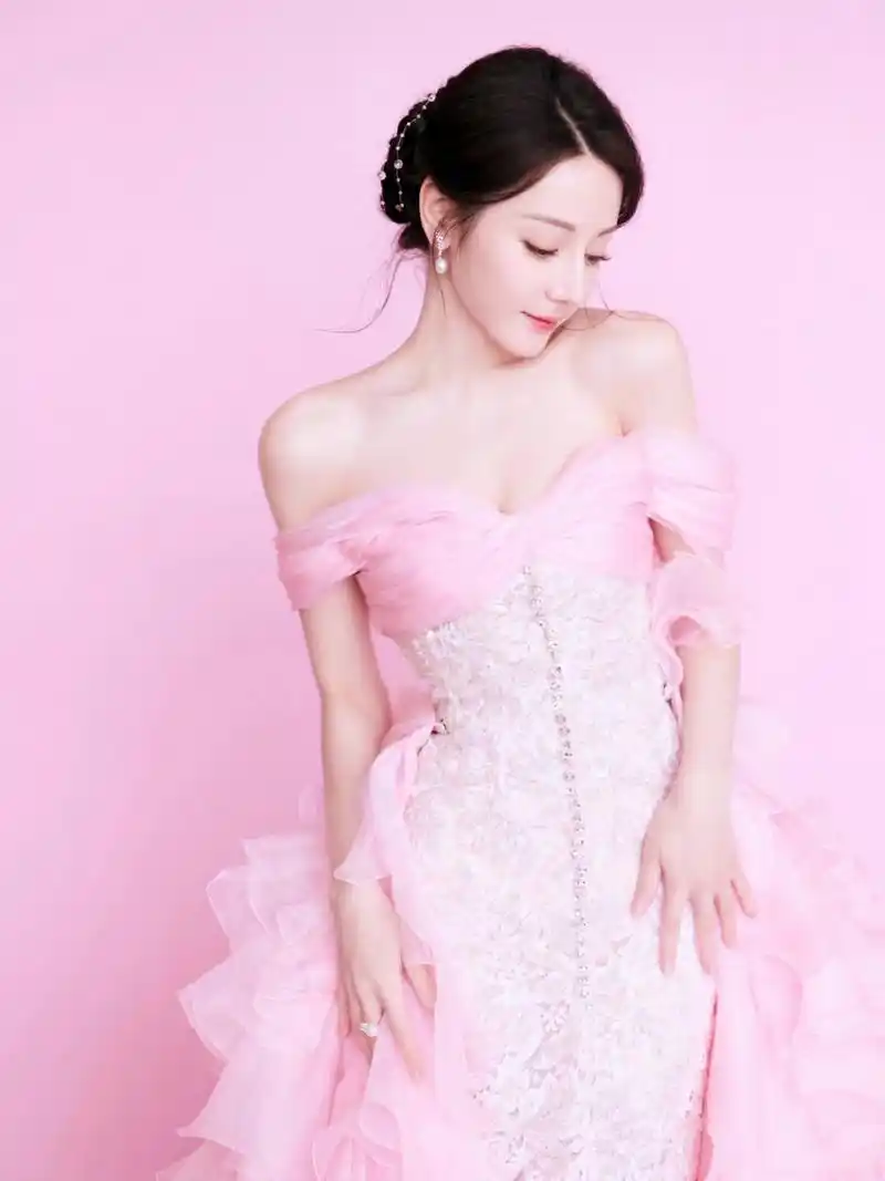 迪丽热巴粉色的亮色银色高定礼服 迪丽热巴演绎浅影低诉朦胧悸动,彩色