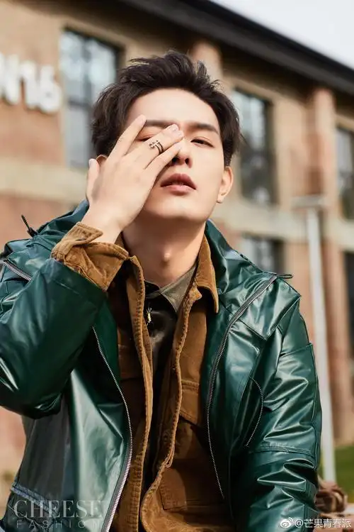 时尚大片新鲜出炉凭借少年冒险巨制《天坑鹰猎》中国民队长杨烨一角