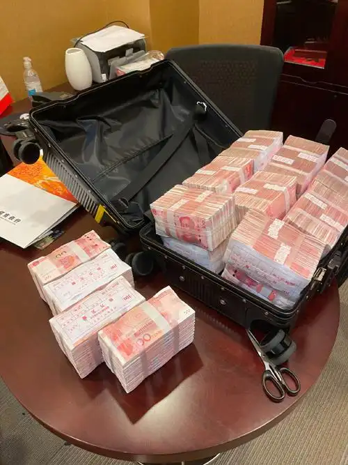 原来两万块有这么厚#现金我比较熟悉.