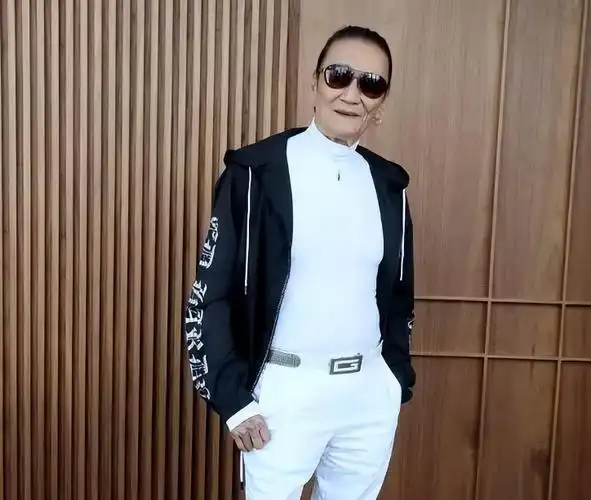 2015年,已经79岁的谢贤在录制节目时突然对曾江大打出手,引起媒体轰动