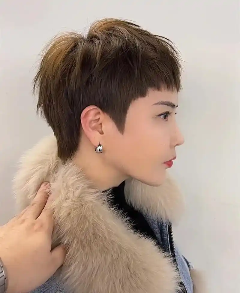 换来换去还是狗啃式更时髦今年这种显脸小超短发很流行