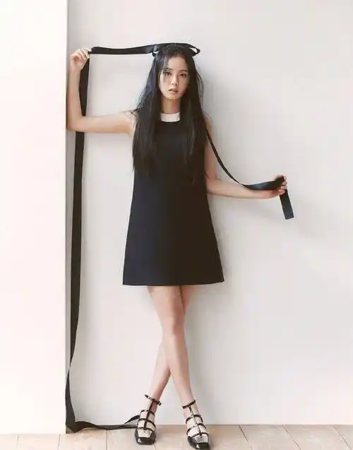 金智秀拍出时尚写真,白色洋装裙清纯淫荡,清纯如白纸_气质_经典_设计