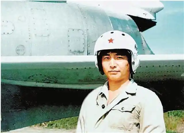 缅怀海空卫士 英雄永驻心中