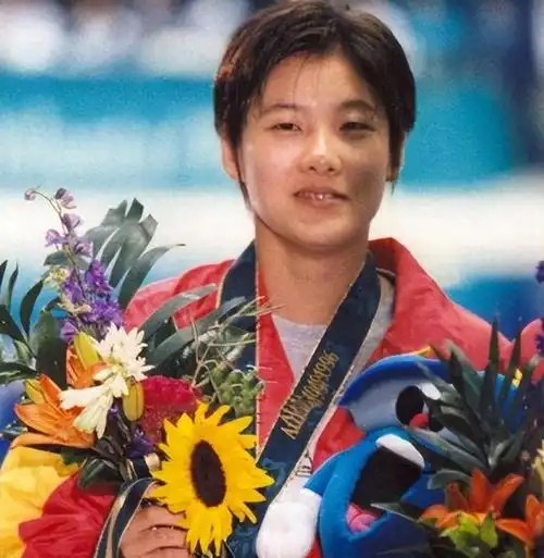 回顾跳水女皇伏明霞近况71岁丈夫当上董事长20岁女儿亭亭玉立