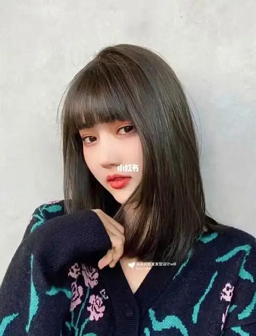 适合高额头方圆脸女生的漫画刘海锁骨发