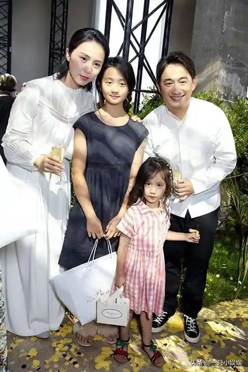 李亚鹏老婆穿拖鞋带娃,2岁夏夏晒太阳跑跳一头汗,越长越像金喜