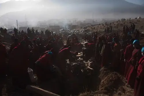 玉树地震遇难者千人火葬现场(图)