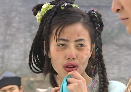 不要觉得在脸上抹灰就成丑女了,要说扮丑,这 7 位才是真敬业