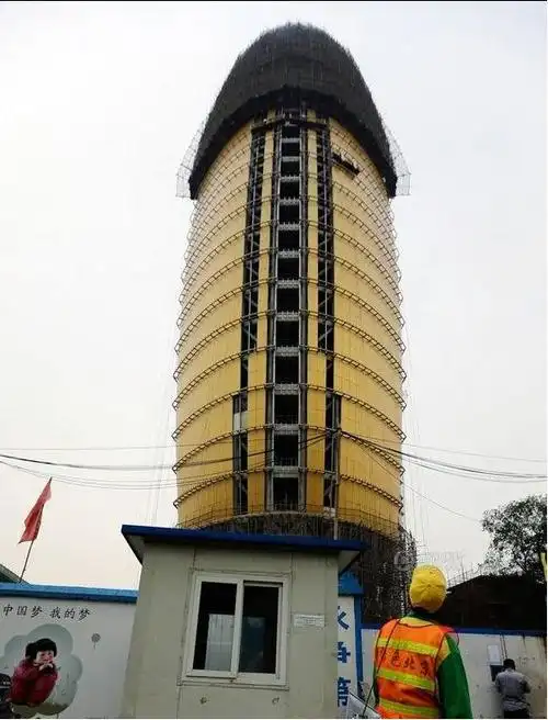 最近某日报大楼亮瞎了网友们的眼睛.