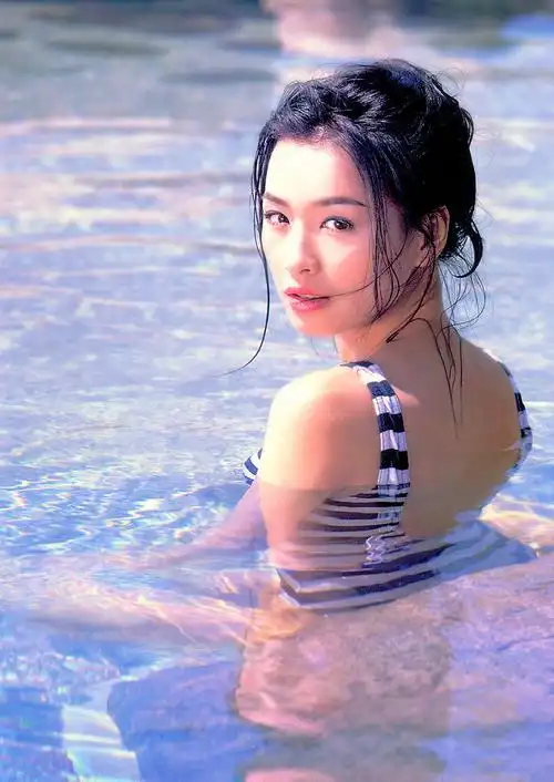 成熟妖媚的麻辣女孩张庭性感写真