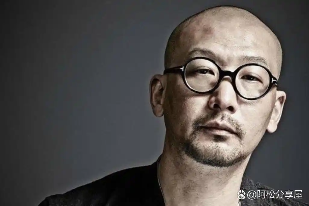 一天,导演管虎拍戏回家后,抱着女儿就是一顿亲昵后开始和女儿玩耍