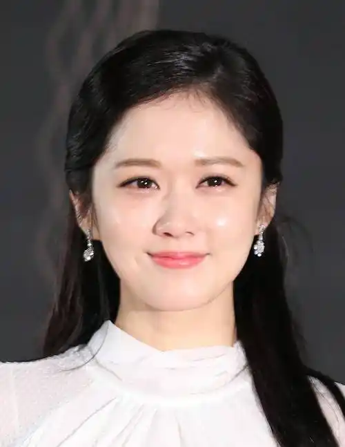 高清摄像机捕捉的镜头,加上灯光的配合,张娜拉似乎真的