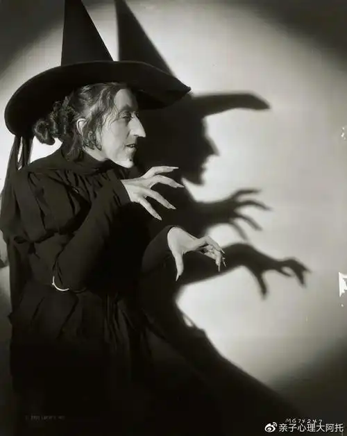 这条路并不容易走,因为坏女巫随时破坏,那破坏有时来得非常凶险,甚至