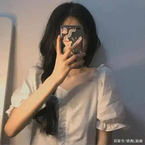 为什么女生拍照喜欢用手机挡住脸?