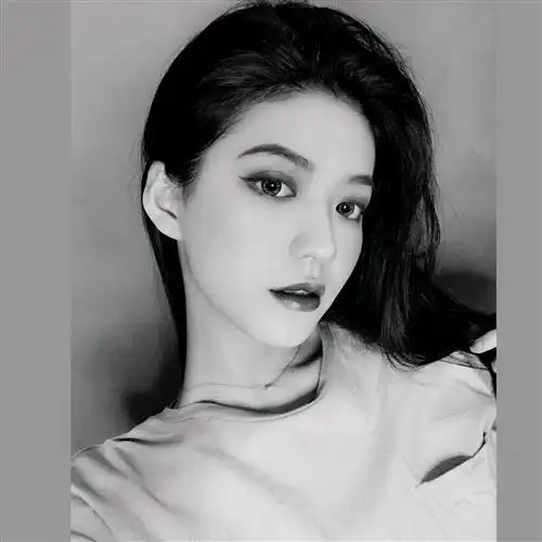 笑而不语是一种豁达,回眸一笑女生头像图片黑白