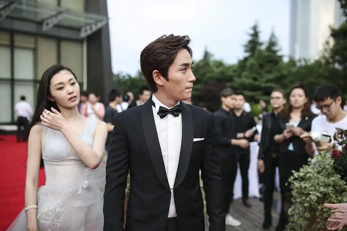 宋轶和朱一龙同框,我怎么感觉朱一龙的手,有一点无处安放的感觉