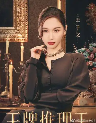 王子文官宣恋情后首现身被男友霸气搂腰大胆穿透明蕾丝纱裙