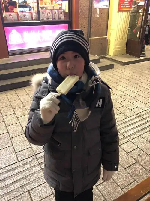 大冬天在吃冰棍,够勇敢的