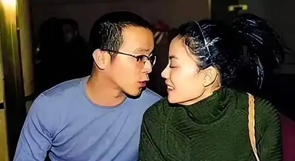 她本来是黑豹乐队栾树的女友,在认识窦唯之后就跟栾树分手了.