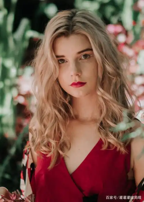 高清美女壁纸,欧美女孩深邃的眼眸美丽动人