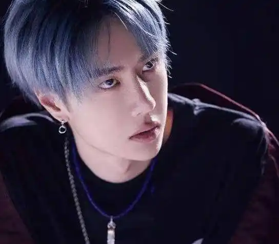 原创肖战粉丝"私信"王一博,本来不期待被回复,一个动态引起网友注意