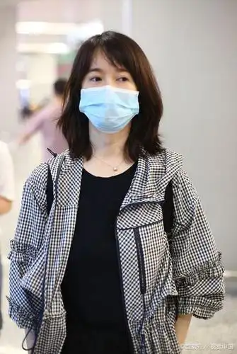 穿长外套走路带风气场在线,43岁左小青机场素颜亮相不惧镜头