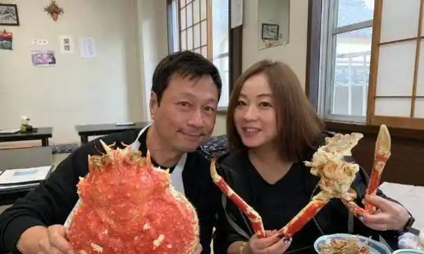 55岁黎耀祥晒为老婆庆生照,并甜蜜告白,夫妇俩贴脸合影显甜蜜_梁耀莲