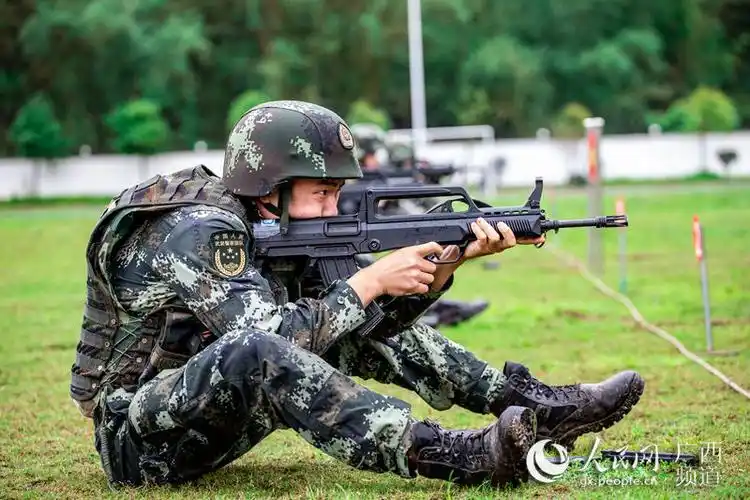 实拍武警官兵雨中实弹射击考核