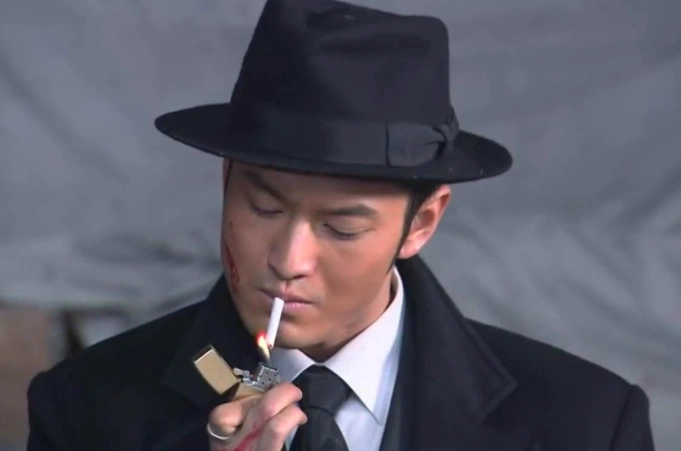 拿着一个茶杯,走起路来气势十足,当时我就给他取了一个绰号叫许文强