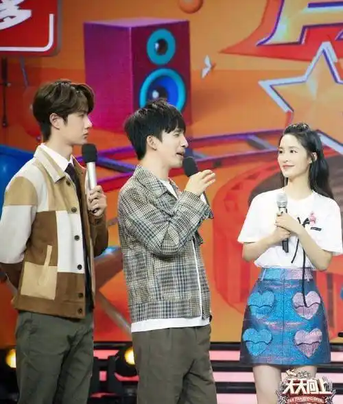 李沁跳水袖舞展婀娜身姿一旁被撩的王一博表情亮了_神色_最新一期