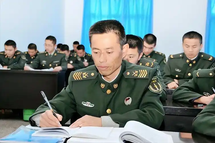 王忠心从火箭军校毕业后,到某导弹部队负责技术监控工作,实践操作导弹