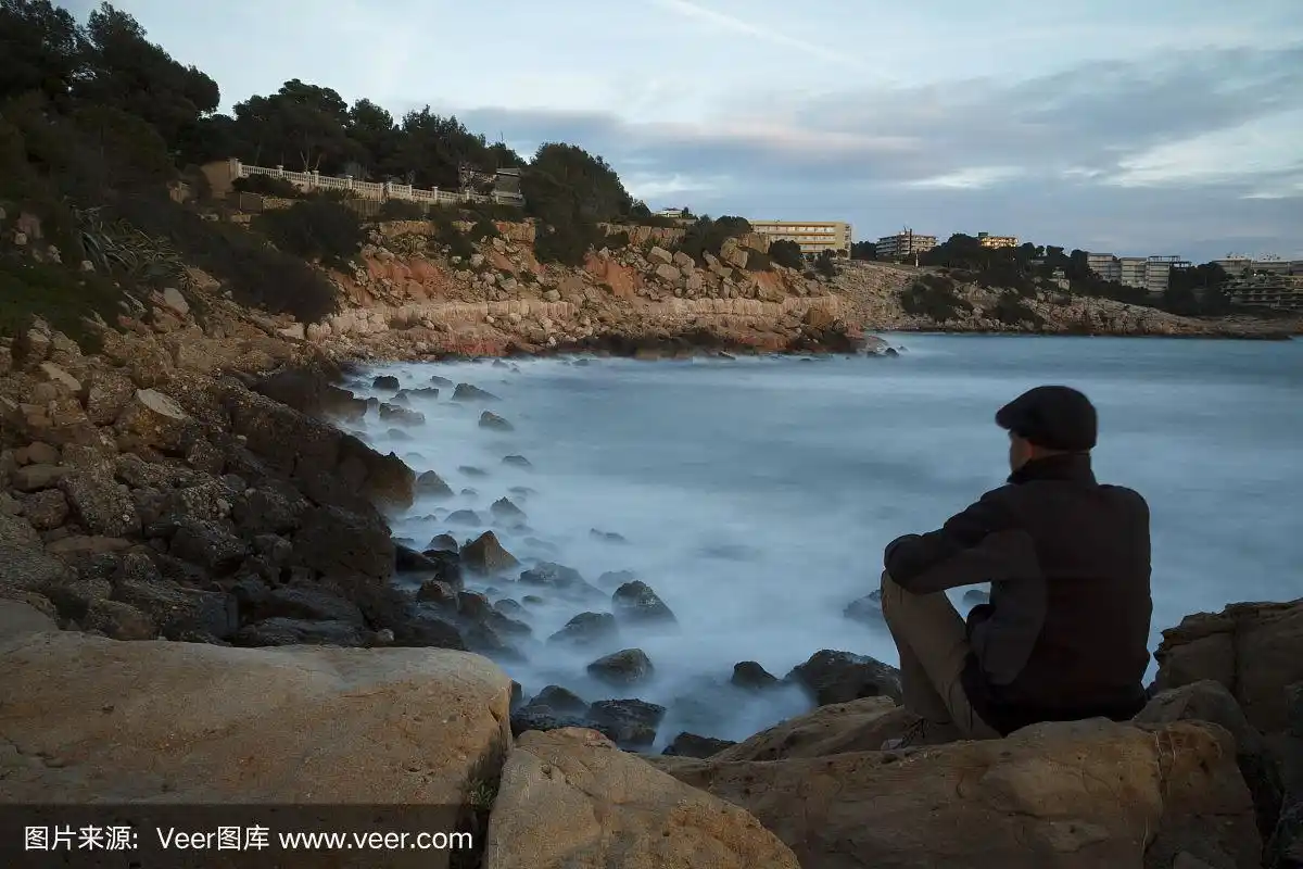 一个孤独的人坐在海边