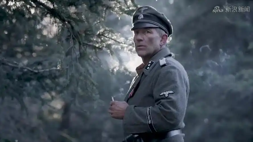 德军装甲车停下修整,党卫军少尉撒尿时,无意中发现有埋伏