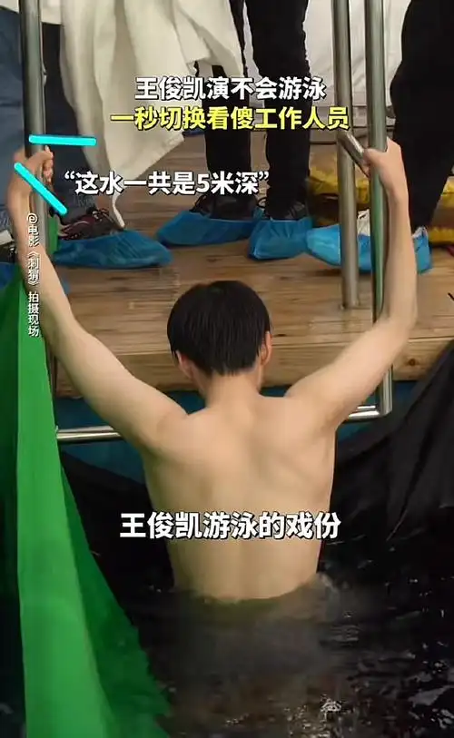 王俊凯超话怒截一百张!and 你们看第一张腰侧的肌肉线条啊啊啊啊啊!