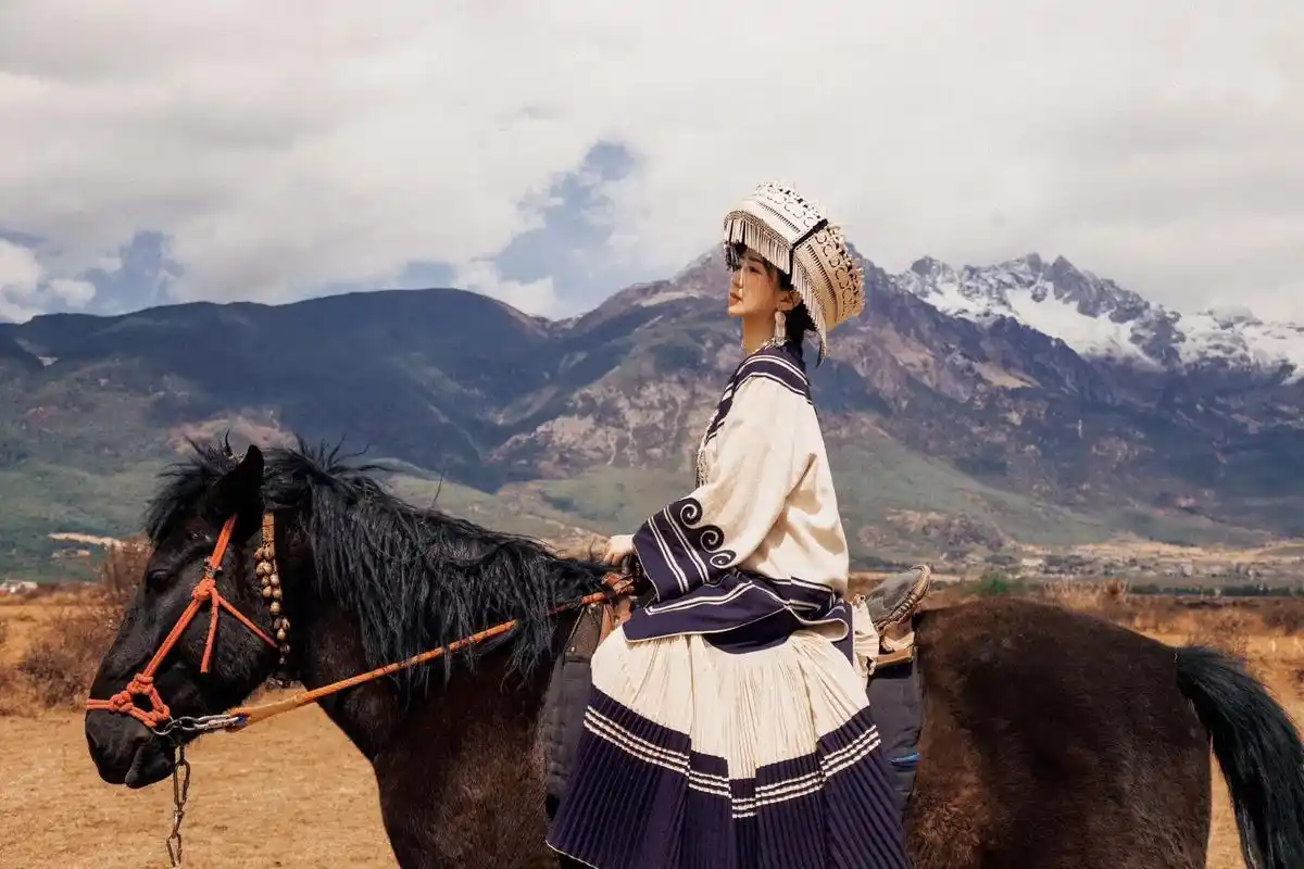 要去大凉山,要去见雄鹰般的彝族女性.