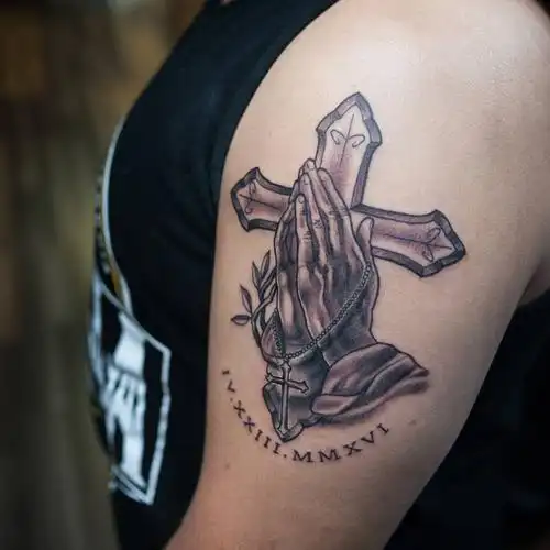 干先生大臂双手合十纹身图案