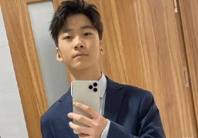 张悦轩才是"整容式"长大,身穿西装五官俊朗,堪称最帅星二代!