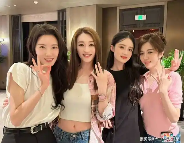 李小冉晒聚餐照,高露李沁王晓晨get同款动作,四人同框逆龄生长