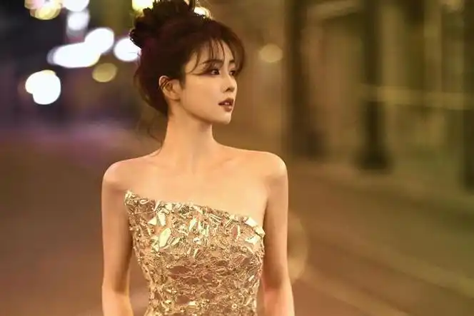 金色斜肩礼服好漂亮!|白鹿|爱奇艺_新浪新闻