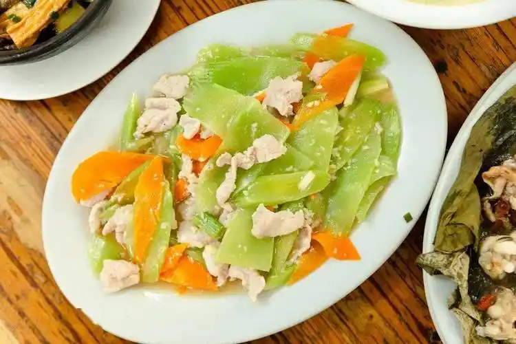 20几年现炒快餐老店饭点常被猛男占领