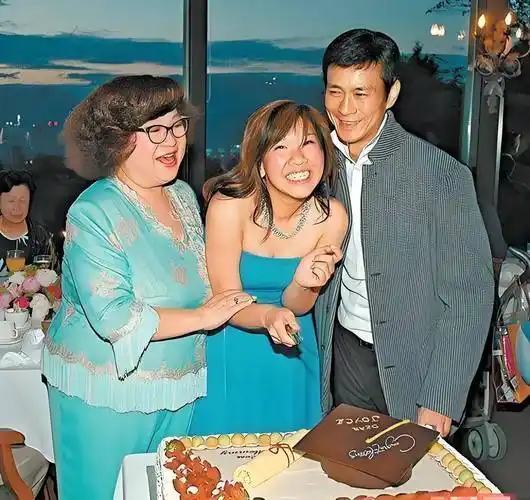 这一次,郑少秋作为父亲的失职,在女儿郑欣宜身上体现得淋漓尽致