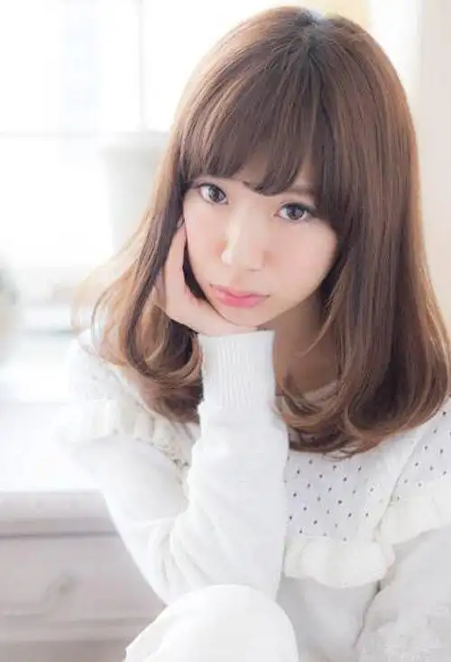 长脖子女孩子内扣发型打造彰显魅力度的卷发造型