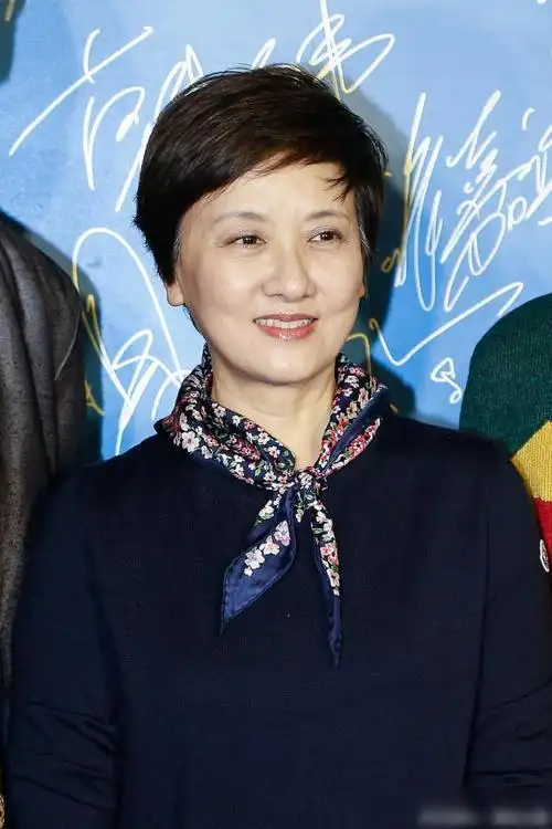 63岁邓婕老了也精神穿黑色娃娃衫显嫩双腿依然修长优雅