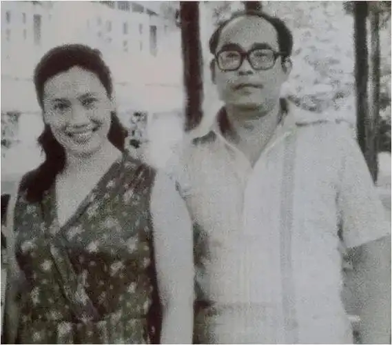 施鸿鄂已经病逝十几年了,遗孀朱逢博,她的痴爱让人泪目