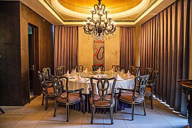 混合装修的餐厅包房