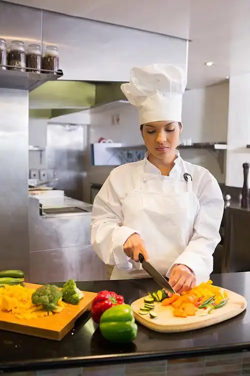 女厨师在厨房切菜图片下载